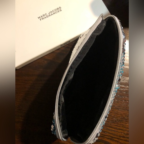 MARK JACOBS FRAGRANCES 
Cosmetic Bags & Cases - Picture 6 of 12